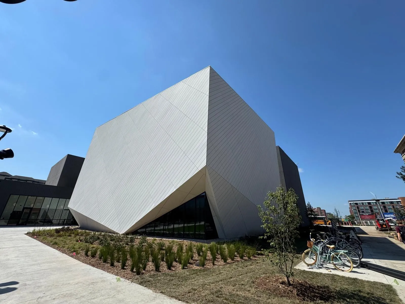 UNL Westbrook Music Building — Instalación de fibrocemento Swisspearl, sistema pegado con SikaTack.