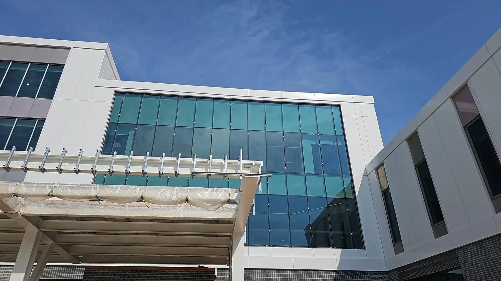 Children’s Nebraska Behavioral Health & Wellness Center — Instalación de panel ACM y GeoLam en toda la envolvente del edificio. (2/9)