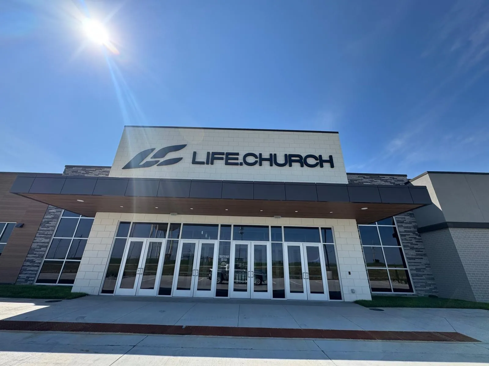 Life Church — Instalación de los dos sistemas de revestimiento exterior: ACM y Nichiha AWP 3030. (2/11)