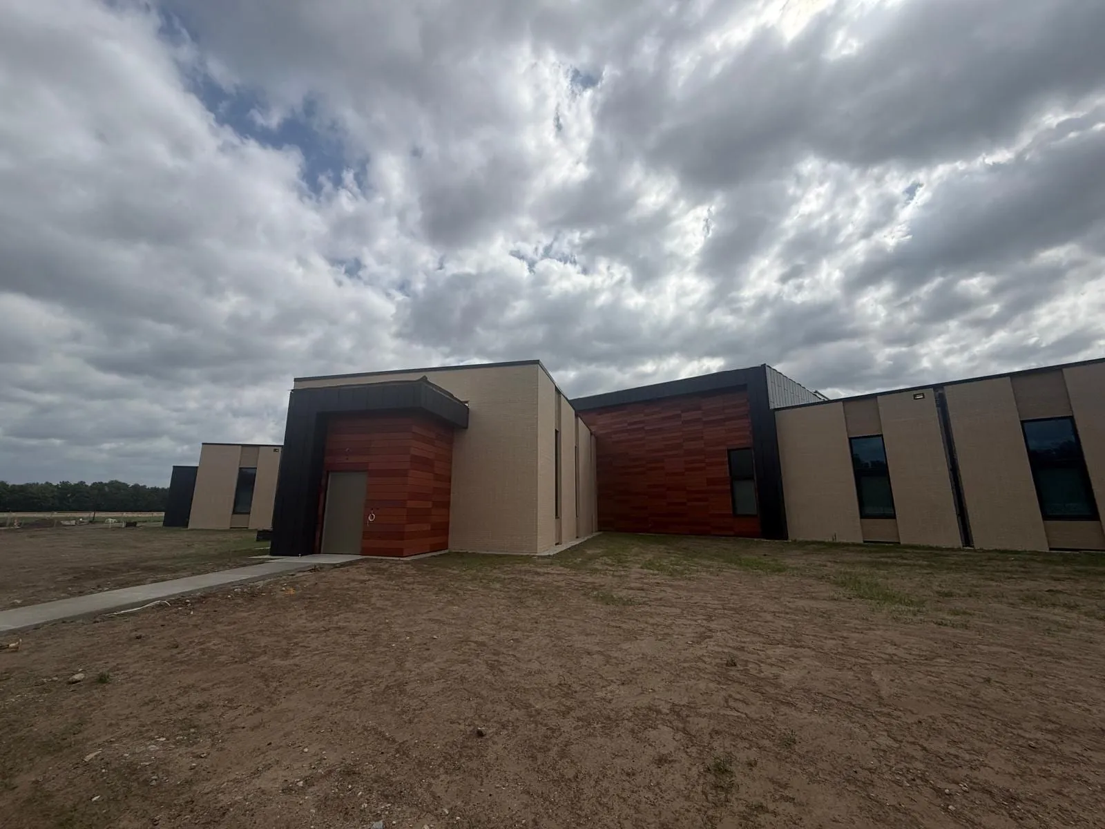 Wichita Behavioral Health — Instalación de rainscreen de terracota. (2/9)