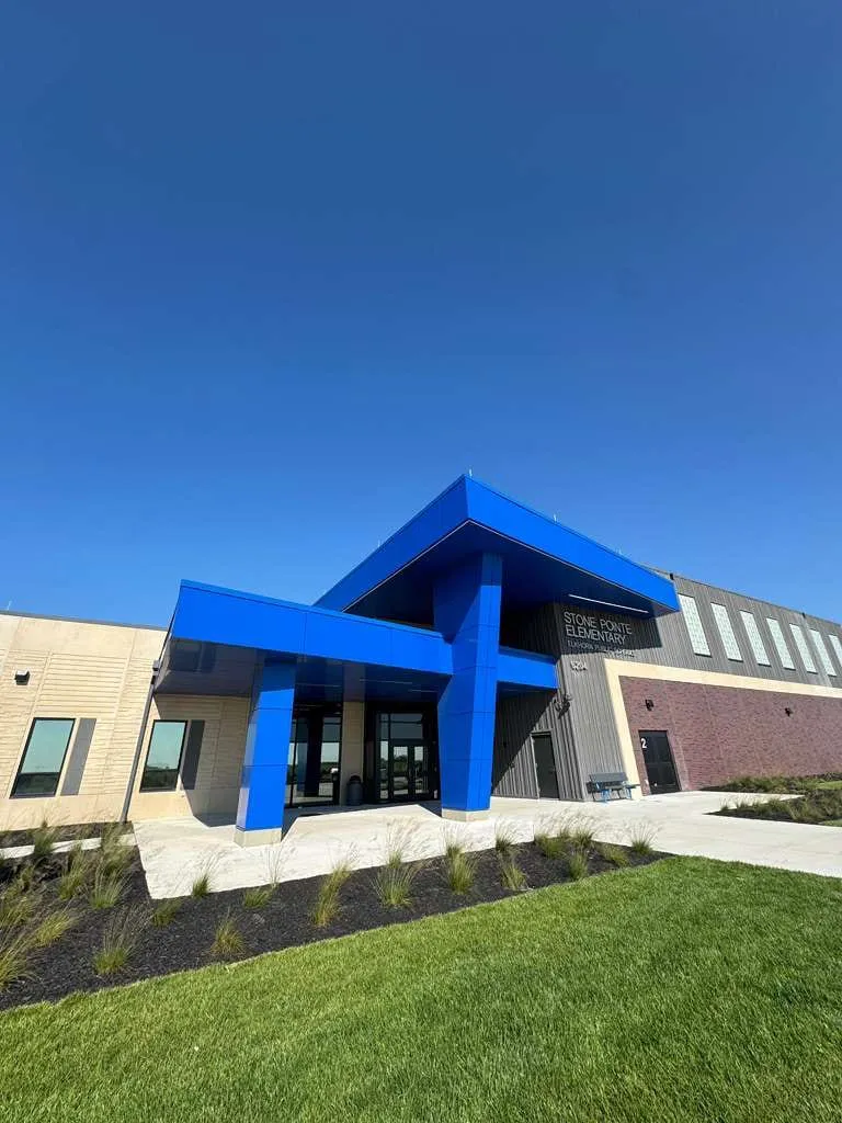 Stone Pointe Elementary — ACM azul en ambos accesos — columnas, fascias, plafones y transiciones — más panel de muro Morin en los muros de azotea. (2/12)