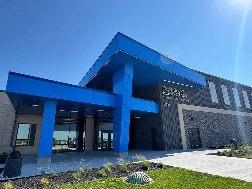Iron Bluff Elementary — ACM azul en ambos accesos — columnas, fascias, plafones y transiciones — más panel de muro Morin en los muros de azotea. (2/8)