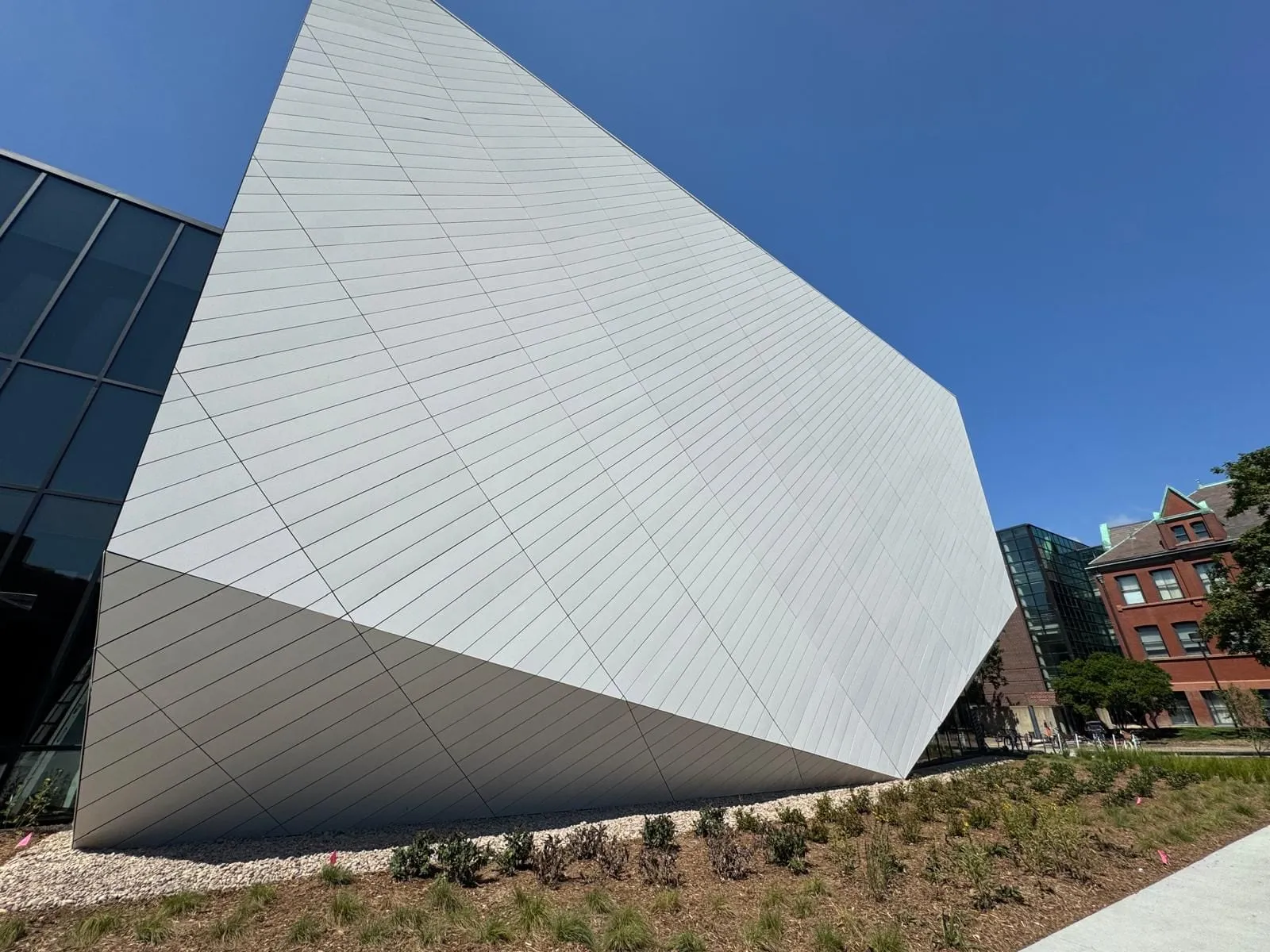 UNL Westbrook Music Building — Instalación de fibrocemento Swisspearl, sistema pegado con SikaTack. (2/16)