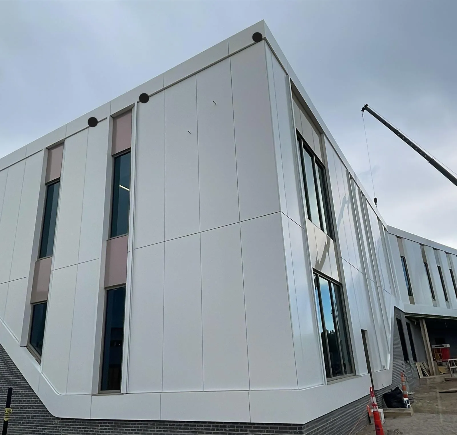 Children’s Nebraska Behavioral Health & Wellness Center — Instalación de panel ACM y GeoLam en toda la envolvente del edificio. (3/9)