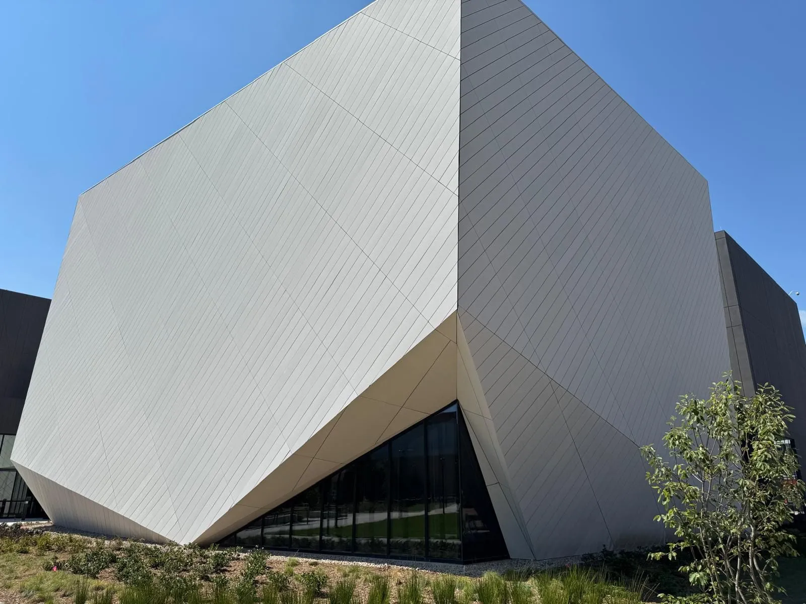 UNL Westbrook Music Building — Instalación de fibrocemento Swisspearl, sistema pegado con SikaTack. (3/16)