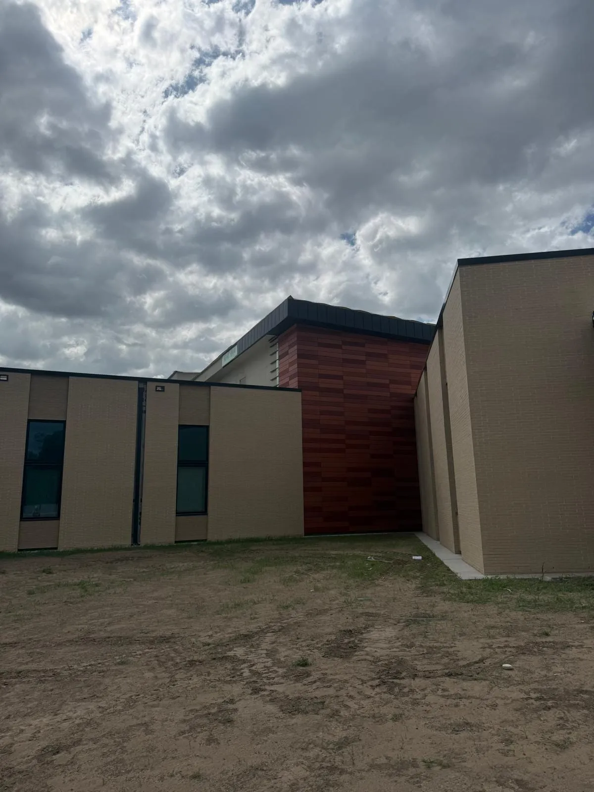 Wichita Behavioral Health — Instalación de rainscreen de terracota. (3/9)