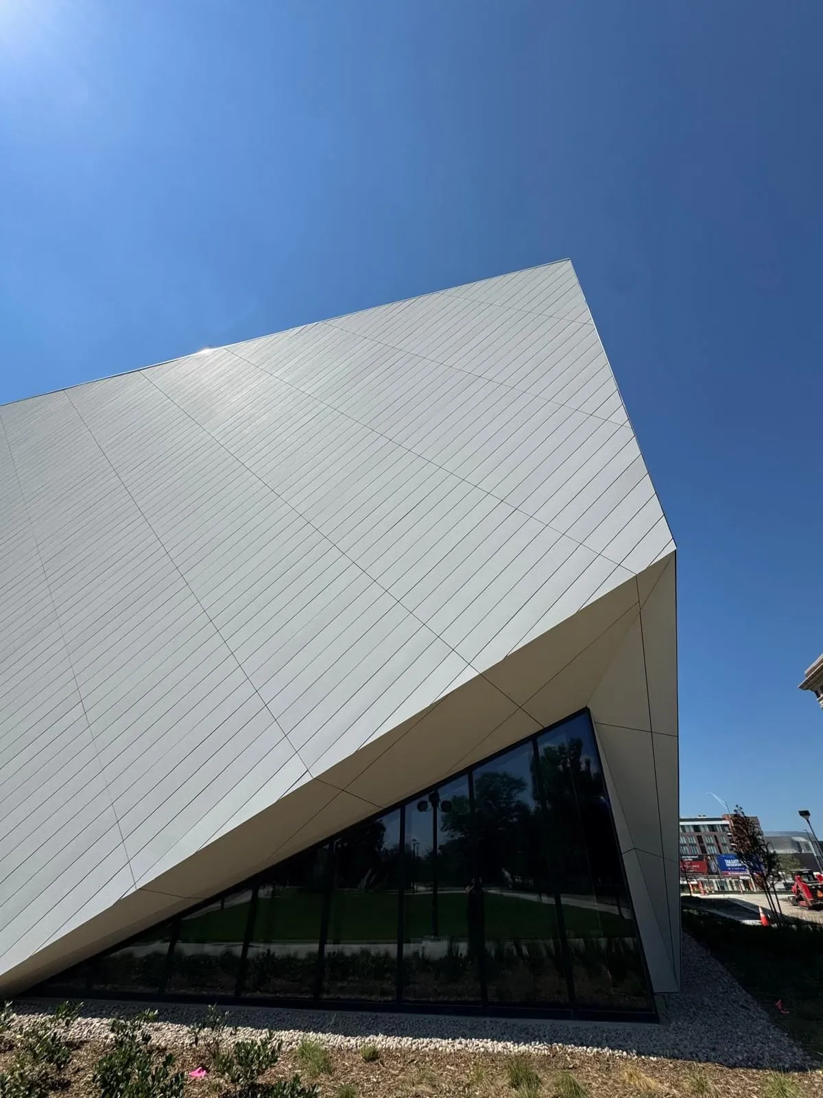 UNL Westbrook Music Building — Instalación de fibrocemento Swisspearl, sistema pegado con SikaTack. (4/16)