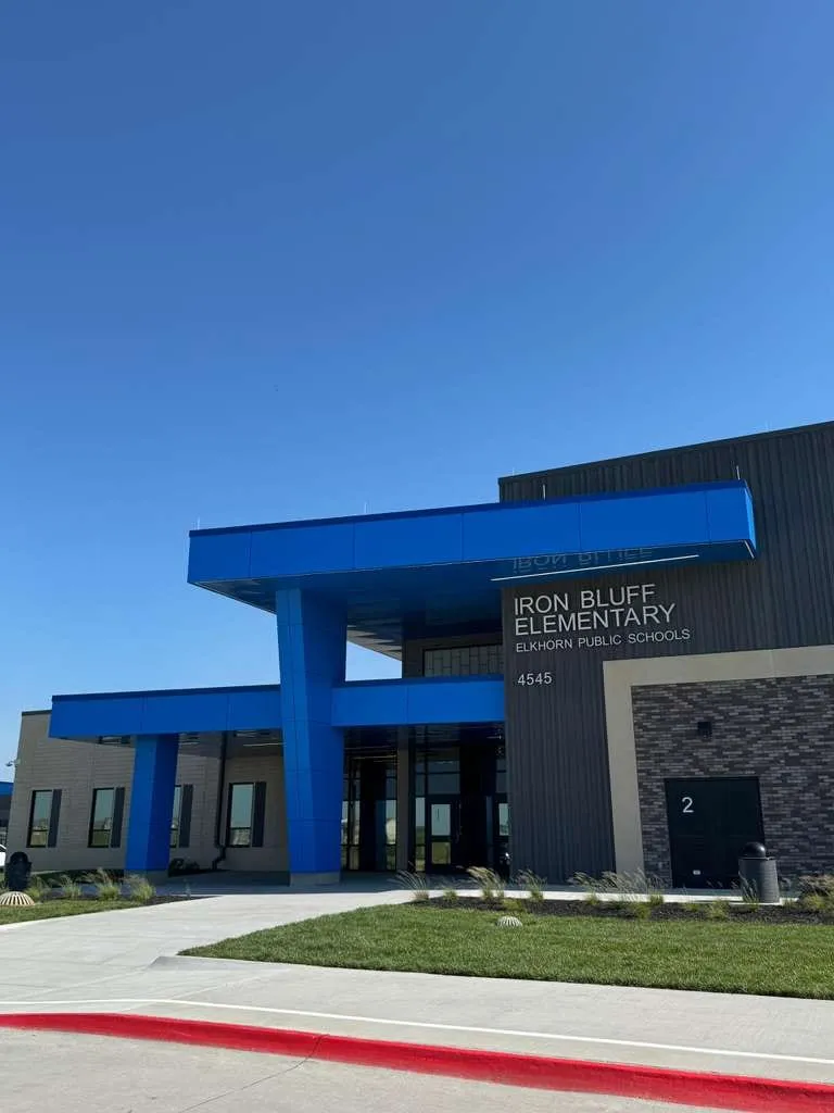 Iron Bluff Elementary — ACM azul en ambos accesos — columnas, fascias, plafones y transiciones — más panel de muro Morin en los muros de azotea. (4/8)