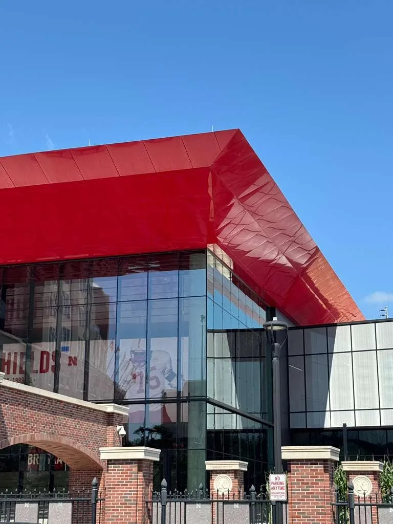 UNL Stadium Expansion — Instalación de ACM en fascia y plafón de la marquesina y en las elevaciones exteriores. (4/15)