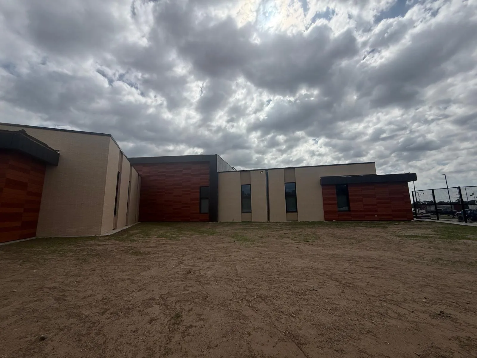 Wichita Behavioral Health — Instalación de rainscreen de terracota. (4/9)