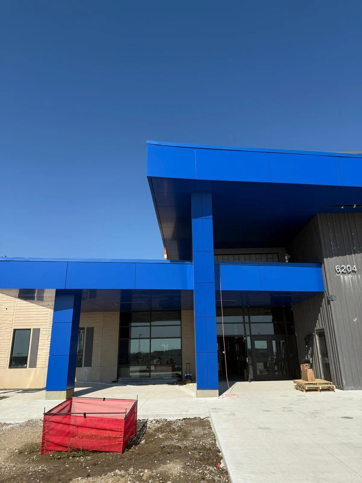 Stone Pointe Elementary — ACM azul en ambos accesos — columnas, fascias, plafones y transiciones — más panel de muro Morin en los muros de azotea. (4/12)