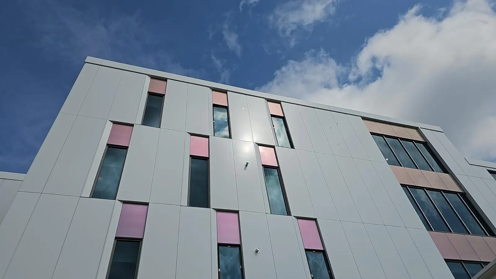 Children’s Nebraska Behavioral Health & Wellness Center — Instalación de panel ACM y GeoLam en toda la envolvente del edificio. (4/9)