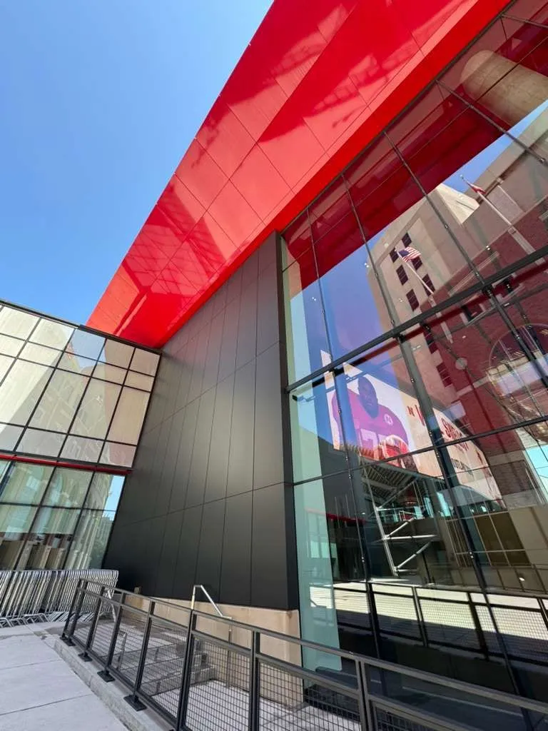 UNL Stadium Expansion — Instalación de ACM en fascia y plafón de la marquesina y en las elevaciones exteriores. (5/15)
