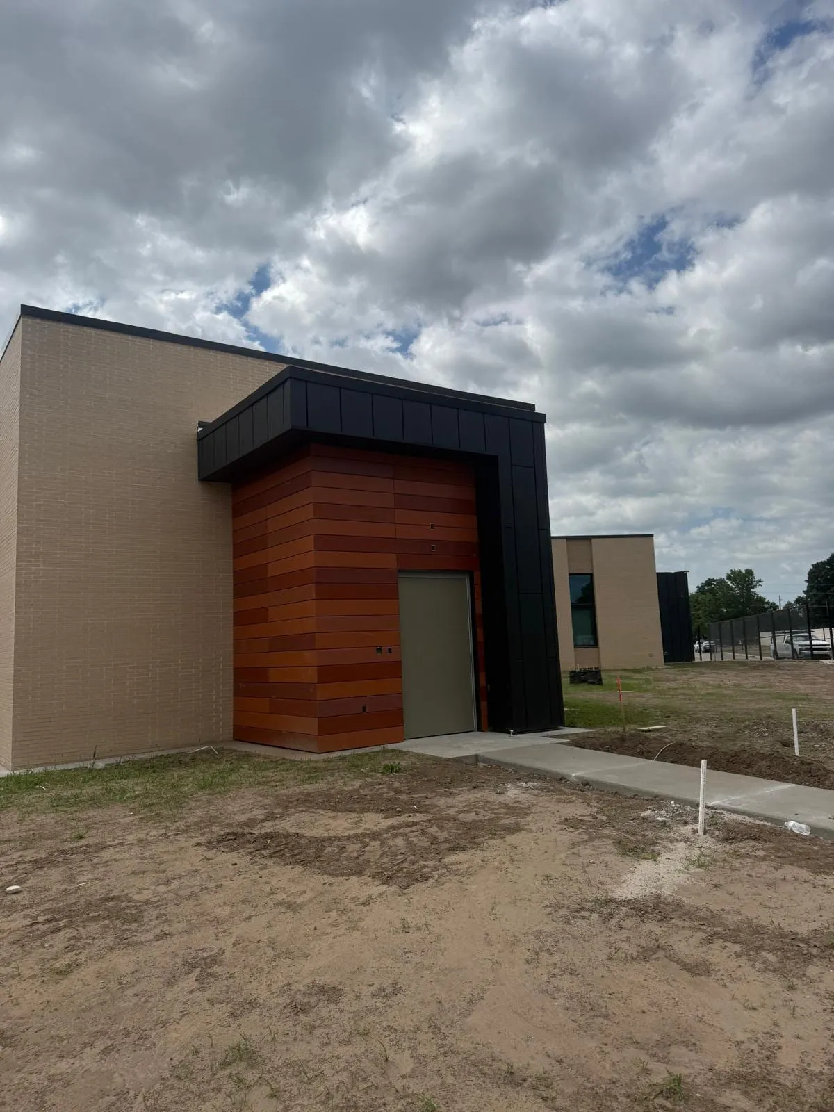 Wichita Behavioral Health — Instalación de rainscreen de terracota. (5/9)