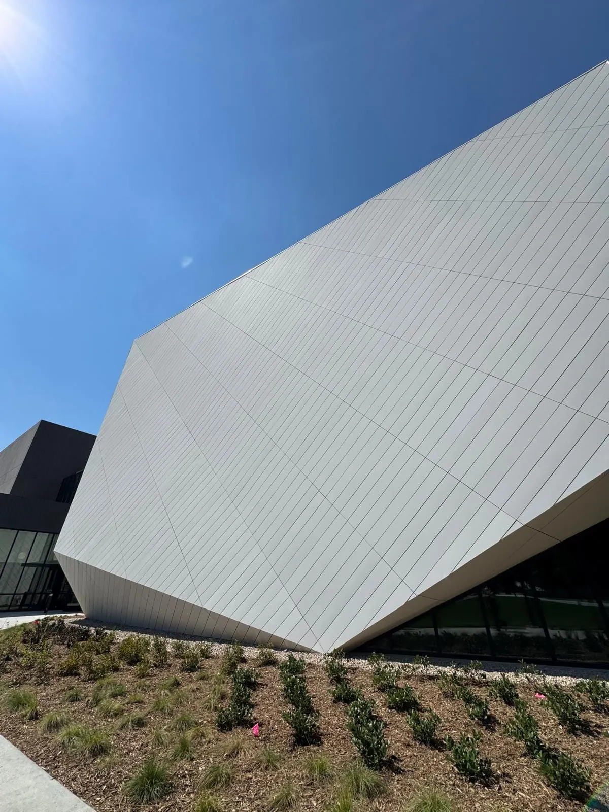 UNL Westbrook Music Building — Instalación de fibrocemento Swisspearl, sistema pegado con SikaTack. (5/16)
