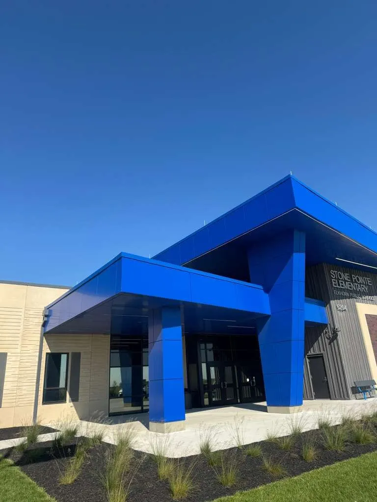 Stone Pointe Elementary — ACM azul en ambos accesos — columnas, fascias, plafones y transiciones — más panel de muro Morin en los muros de azotea. (5/12)