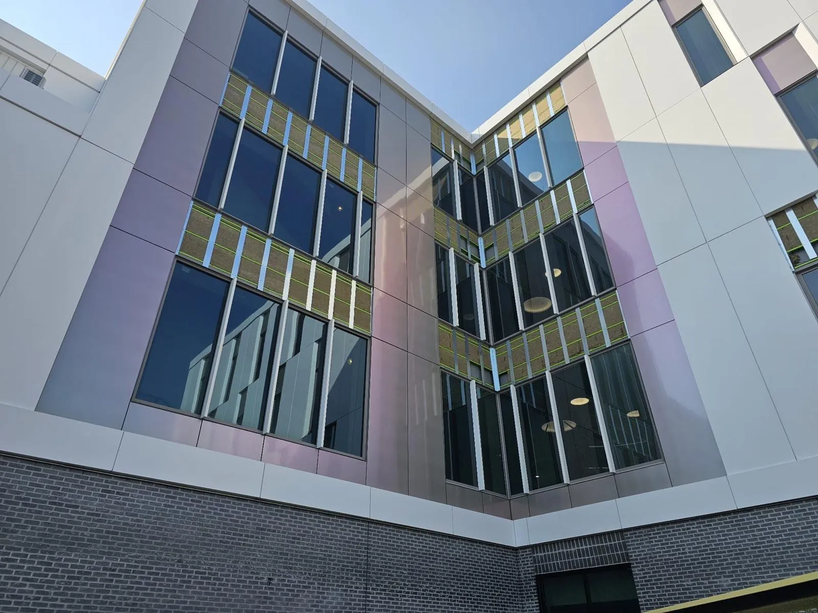 Children’s Nebraska Behavioral Health & Wellness Center — Instalación de panel ACM y GeoLam en toda la envolvente del edificio. (5/9)