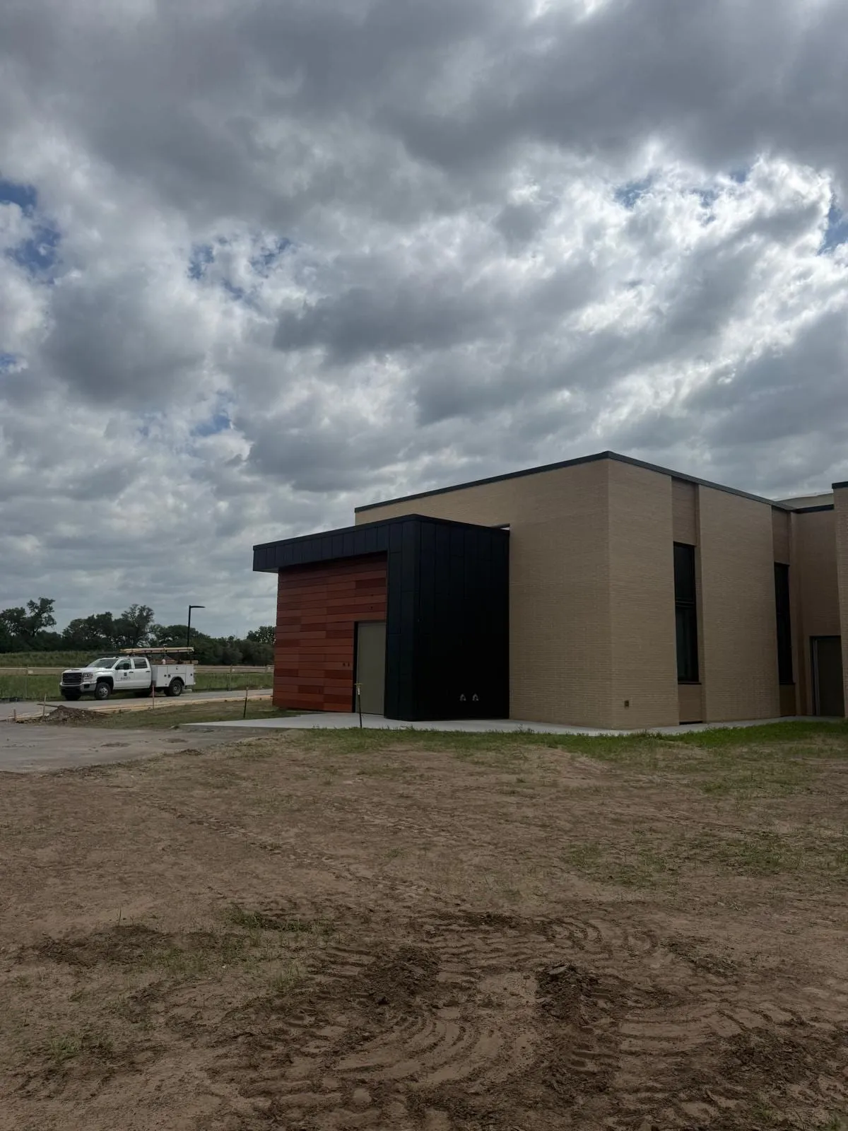 Wichita Behavioral Health — Instalación de rainscreen de terracota. (6/9)