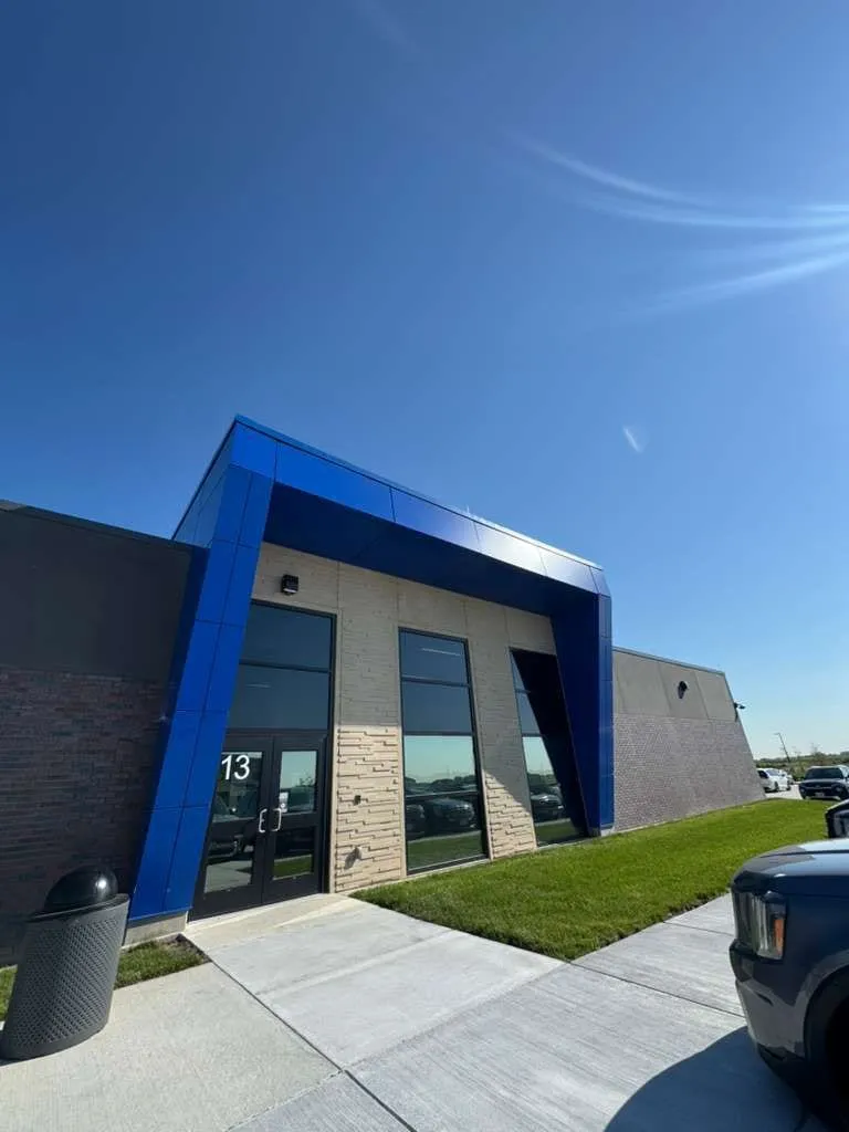 Stone Pointe Elementary — ACM azul en ambos accesos — columnas, fascias, plafones y transiciones — más panel de muro Morin en los muros de azotea. (6/12)