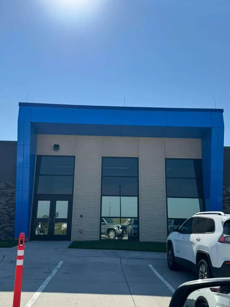 Iron Bluff Elementary — ACM azul en ambos accesos — columnas, fascias, plafones y transiciones — más panel de muro Morin en los muros de azotea. (6/8)