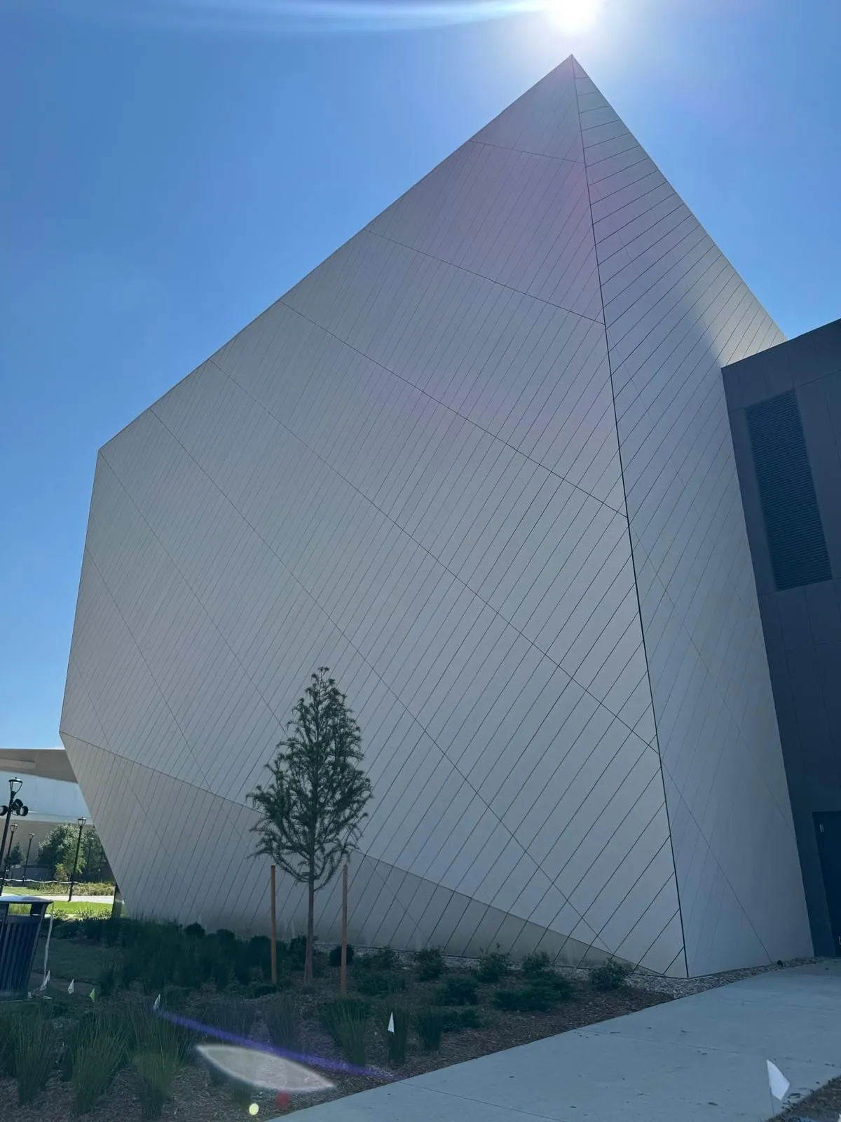 UNL Westbrook Music Building — Instalación de fibrocemento Swisspearl, sistema pegado con SikaTack. (6/16)