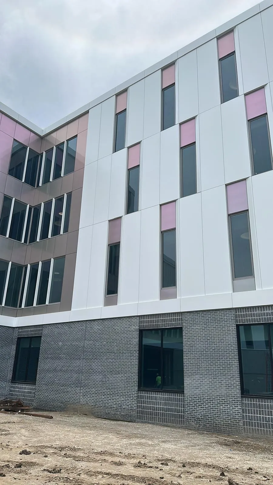 Children’s Nebraska Behavioral Health & Wellness Center — Instalación de panel ACM y GeoLam en toda la envolvente del edificio. (6/9)