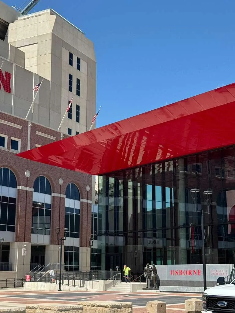 UNL Stadium Expansion — Instalación de ACM en fascia y plafón de la marquesina y en las elevaciones exteriores. (6/15)