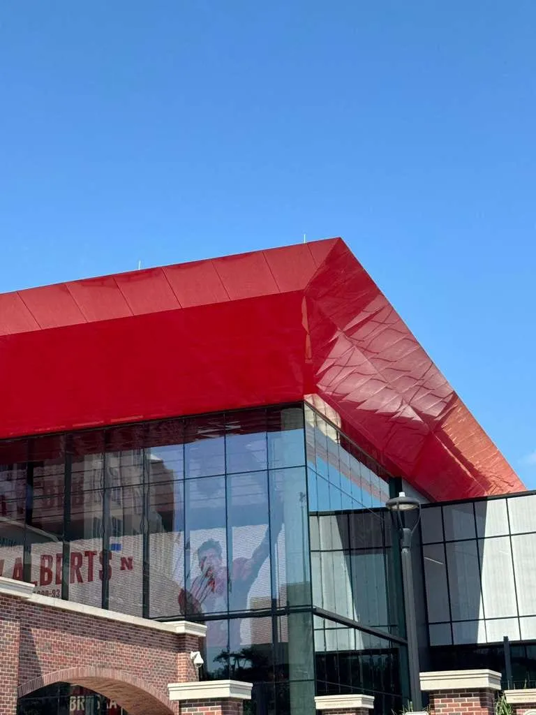 UNL Stadium Expansion — Instalación de ACM en fascia y plafón de la marquesina y en las elevaciones exteriores. (7/15)
