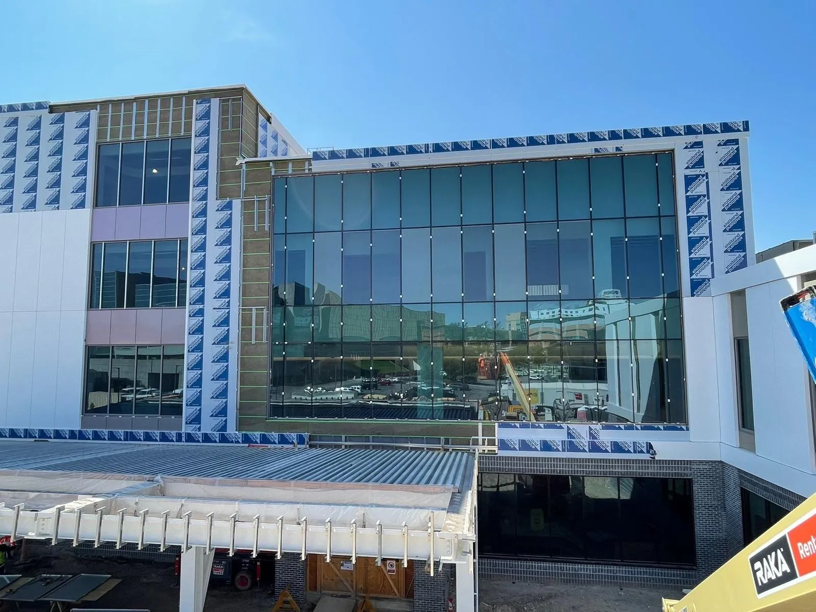 Children’s Nebraska Behavioral Health & Wellness Center — Instalación de panel ACM y GeoLam en toda la envolvente del edificio. (7/9)