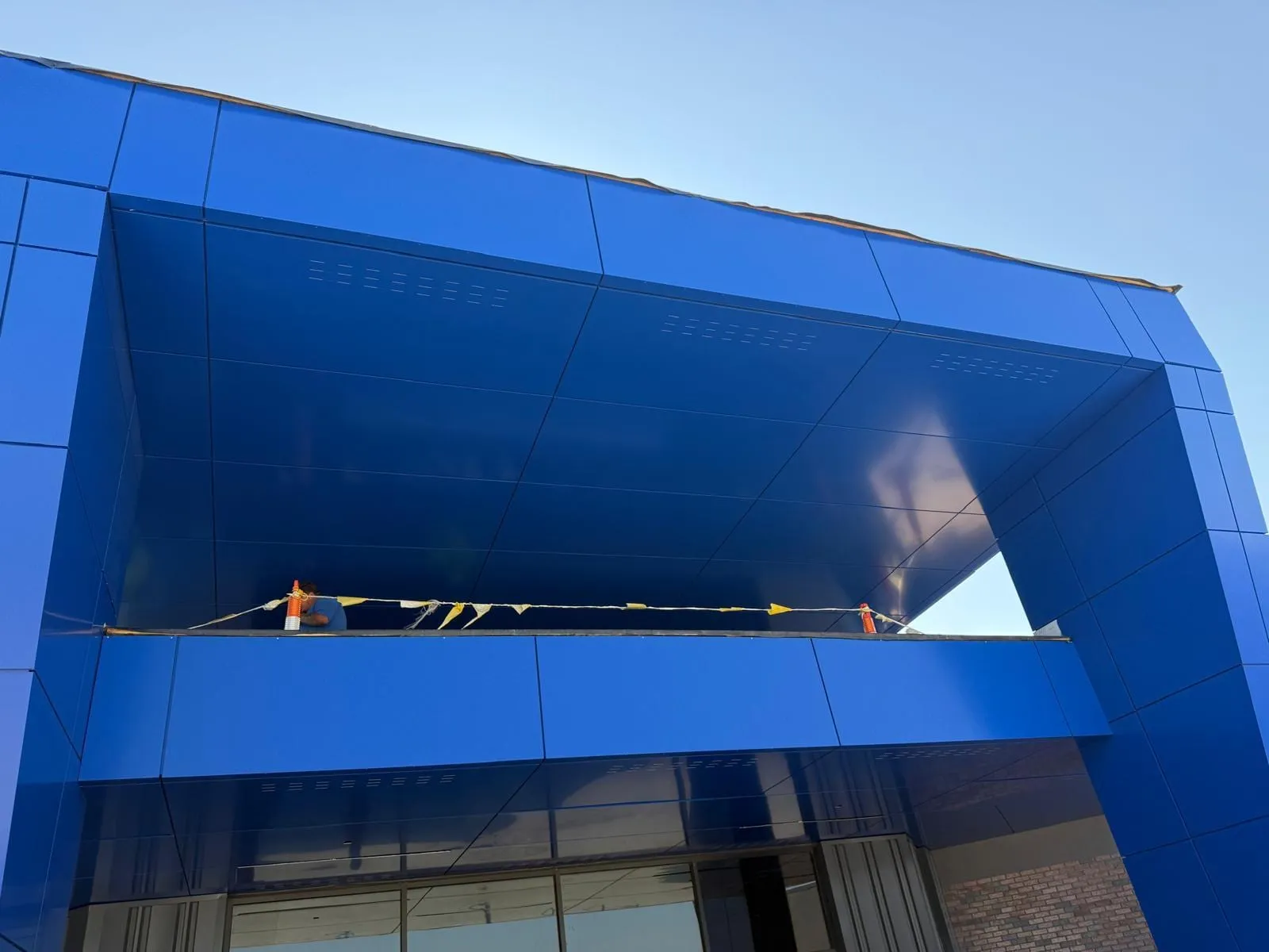 Stone Pointe Elementary — ACM azul en ambos accesos — columnas, fascias, plafones y transiciones — más panel de muro Morin en los muros de azotea. (7/12)