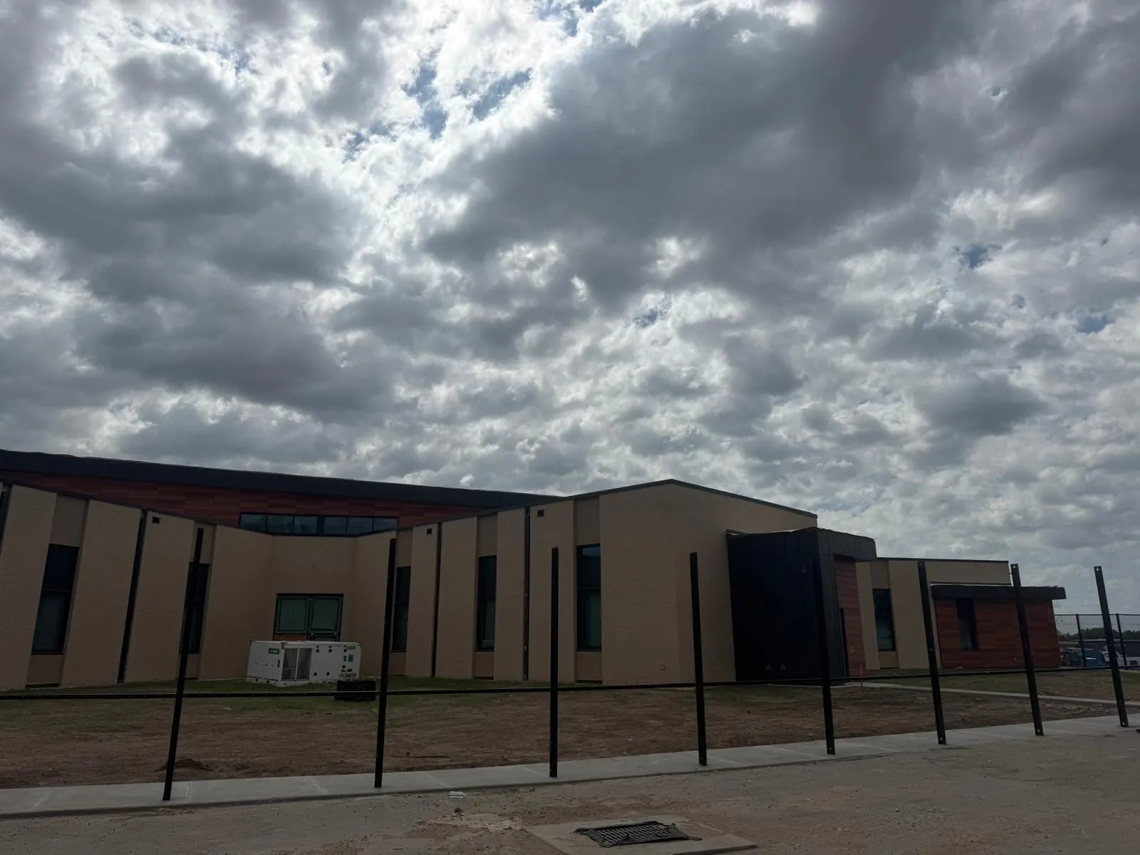 Wichita Behavioral Health — Instalación de rainscreen de terracota. (7/9)