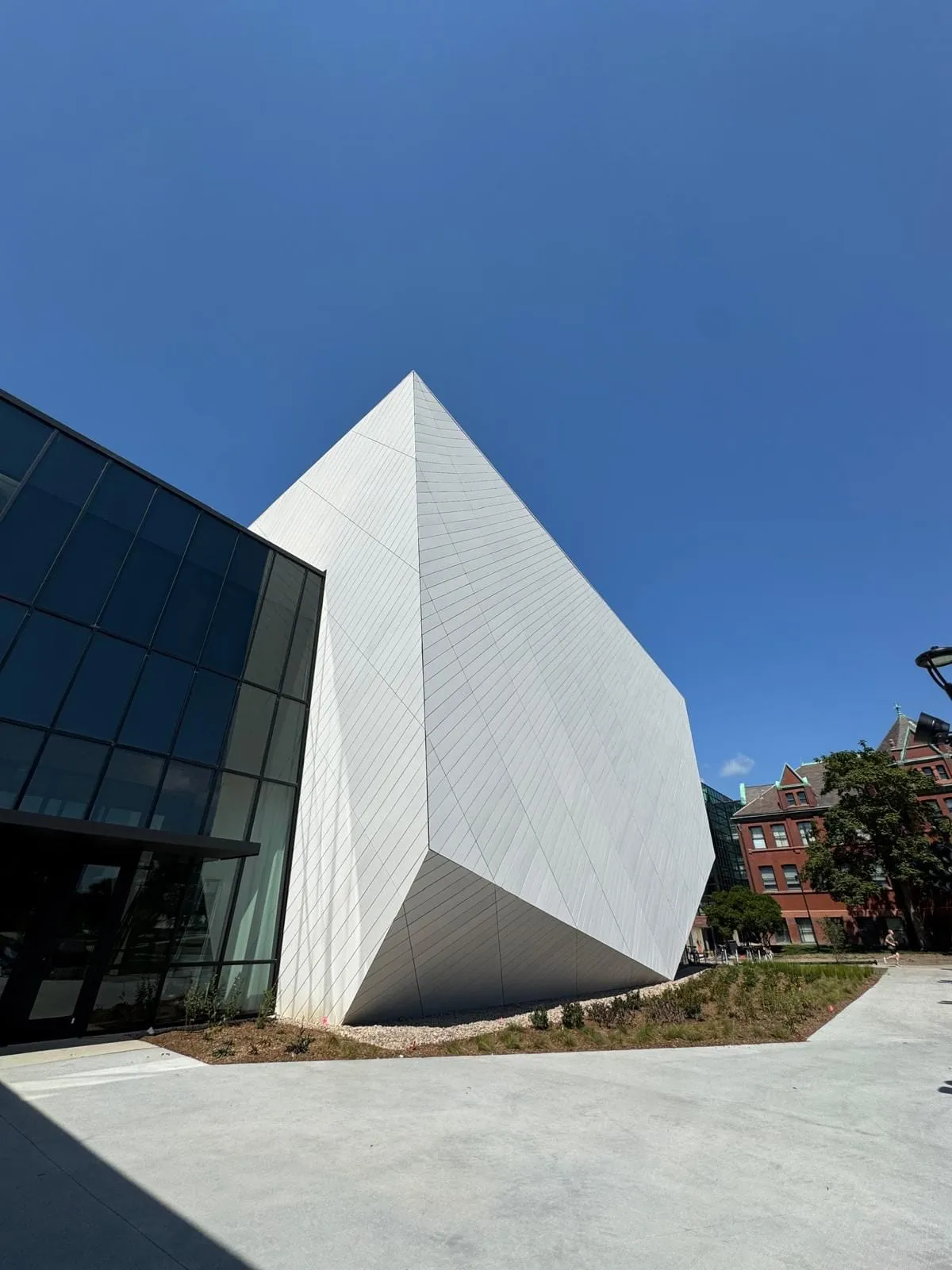 UNL Westbrook Music Building — Instalación de fibrocemento Swisspearl, sistema pegado con SikaTack. (7/16)
