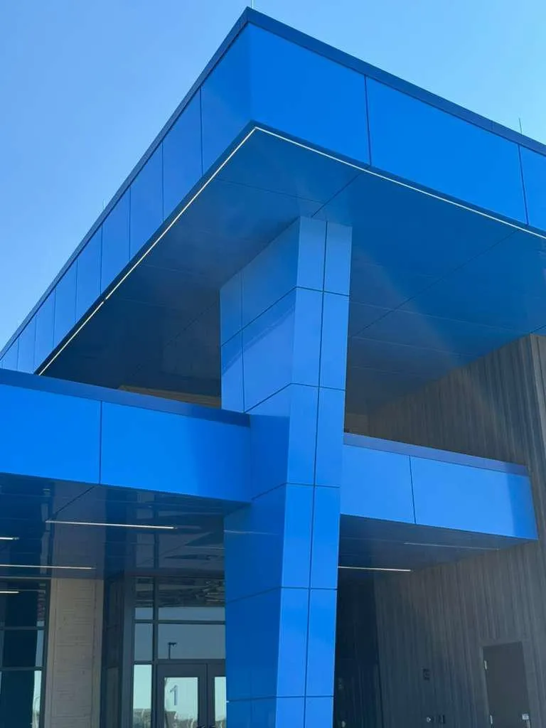 Iron Bluff Elementary — ACM azul en ambos accesos — columnas, fascias, plafones y transiciones — más panel de muro Morin en los muros de azotea. (7/8)