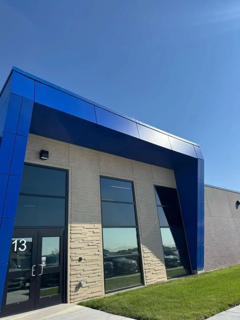 Stone Pointe Elementary — ACM azul en ambos accesos — columnas, fascias, plafones y transiciones — más panel de muro Morin en los muros de azotea. (8/12)