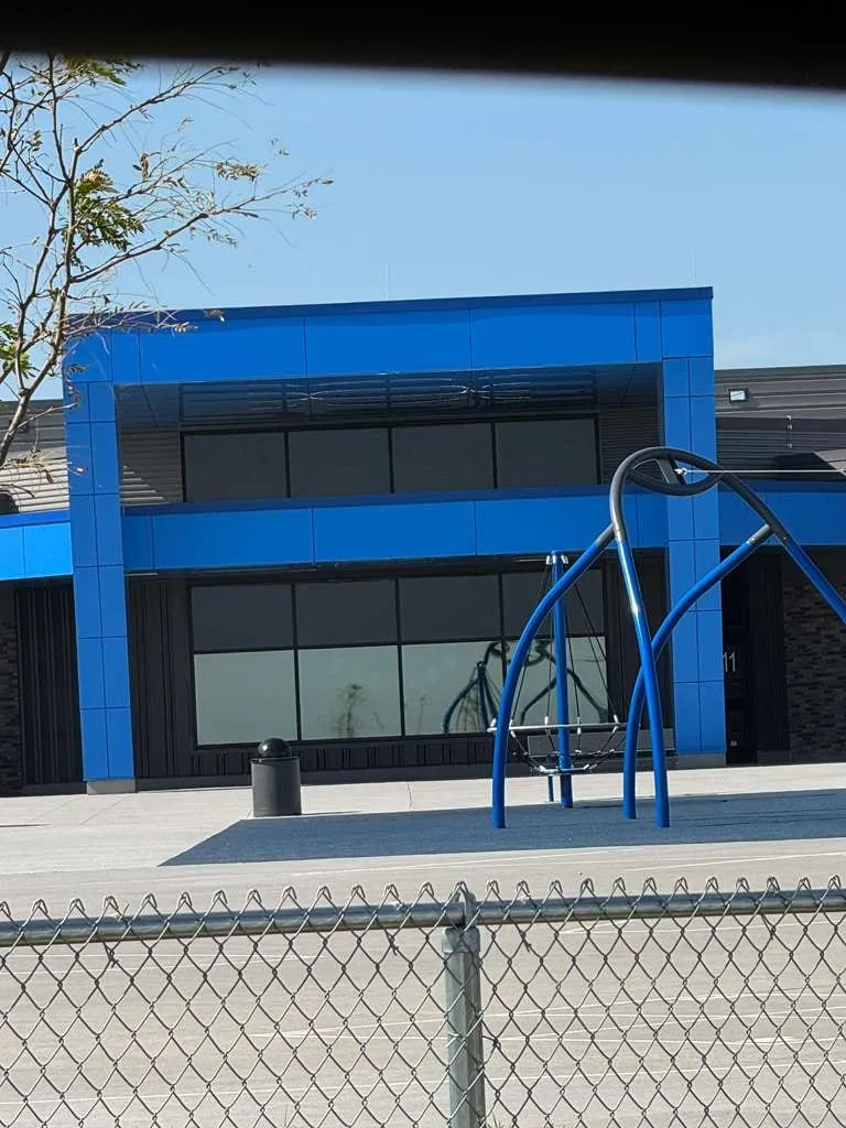Iron Bluff Elementary — ACM azul en ambos accesos — columnas, fascias, plafones y transiciones — más panel de muro Morin en los muros de azotea. (8/8)