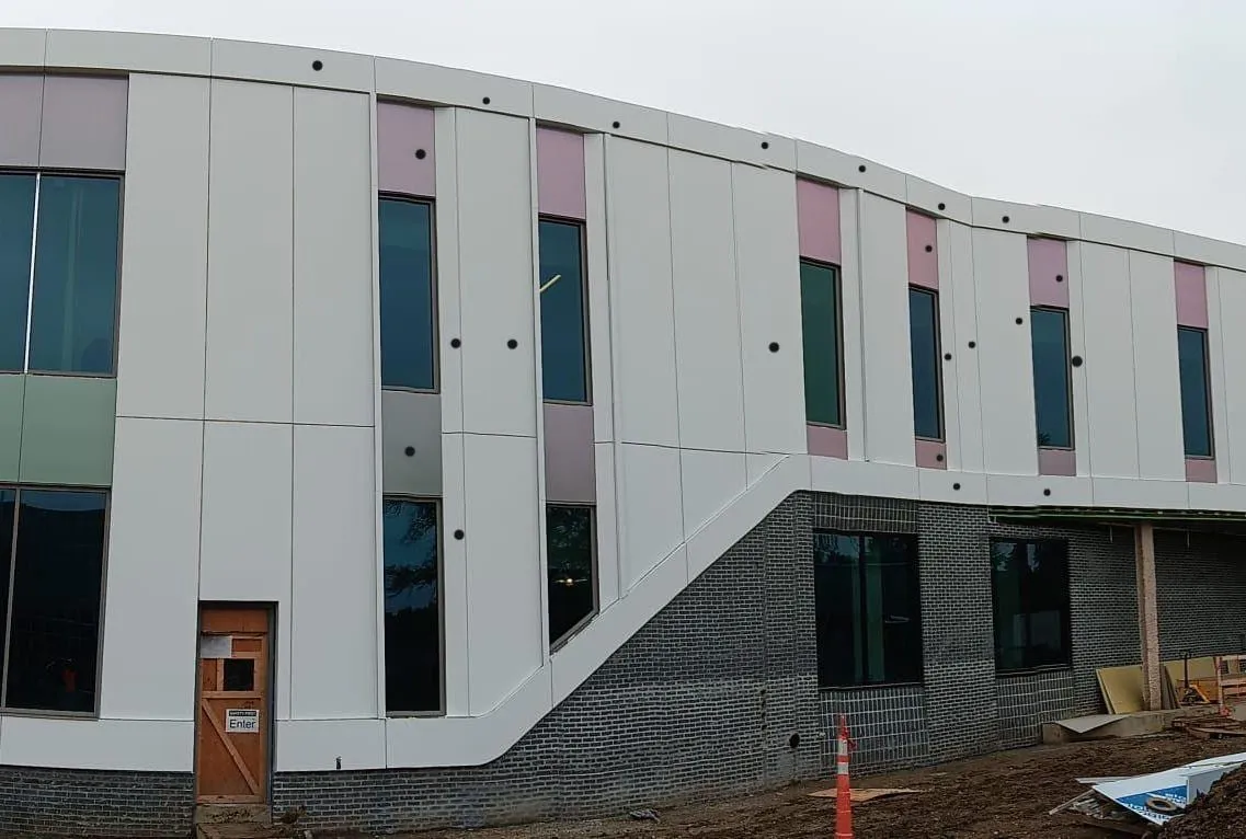 Children’s Nebraska Behavioral Health & Wellness Center — Instalación de panel ACM y GeoLam en toda la envolvente del edificio. (8/9)