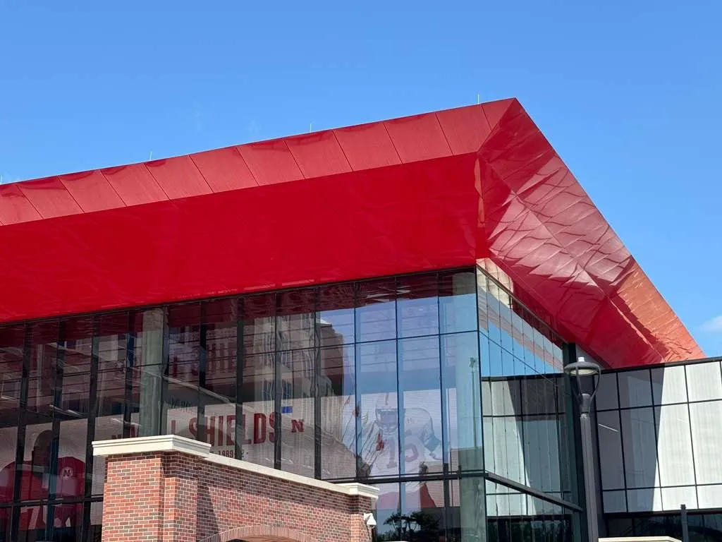 UNL Stadium Expansion — Instalación de ACM en fascia y plafón de la marquesina y en las elevaciones exteriores. (8/15)