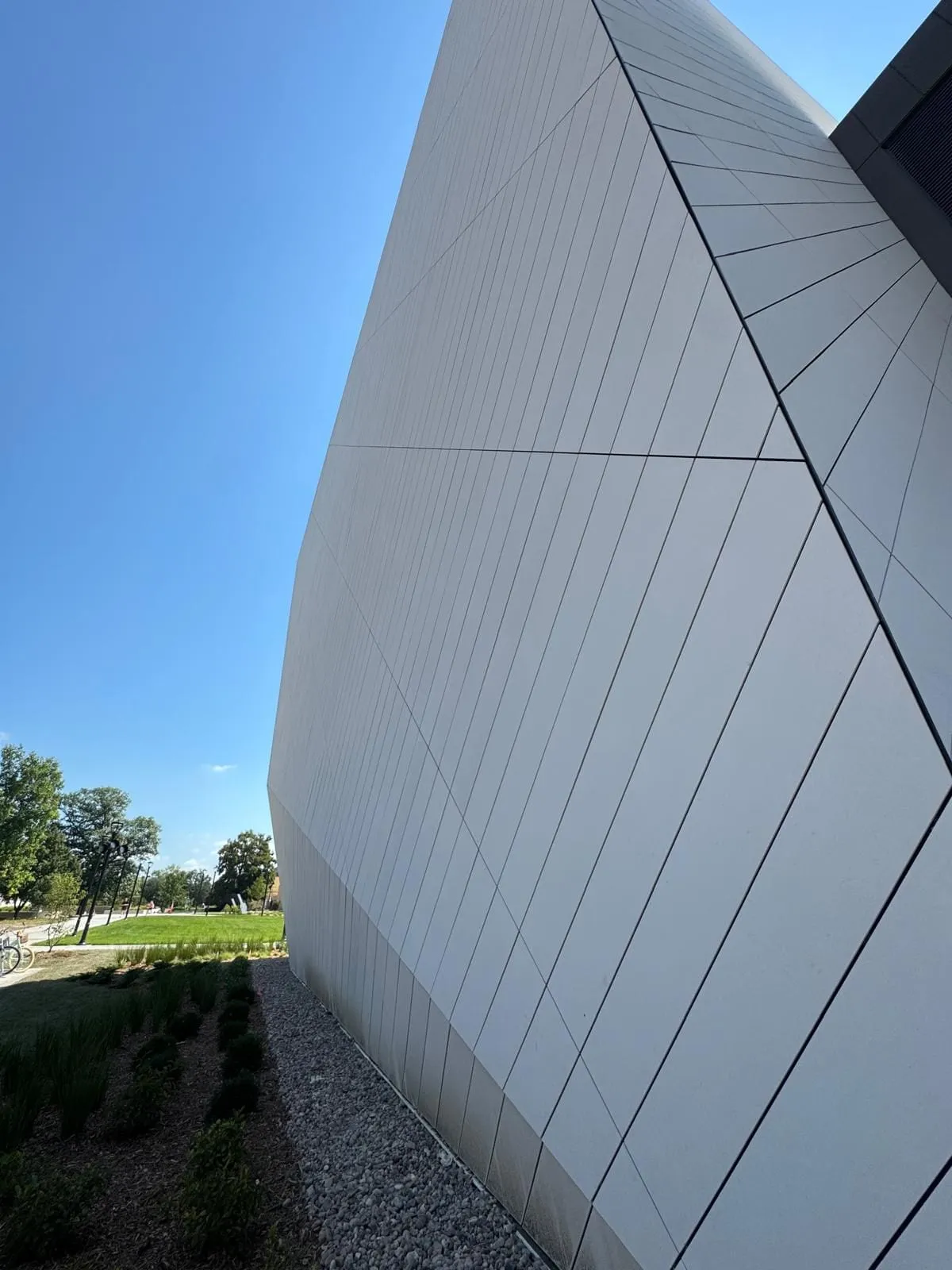UNL Westbrook Music Building — Instalación de fibrocemento Swisspearl, sistema pegado con SikaTack. (8/16)