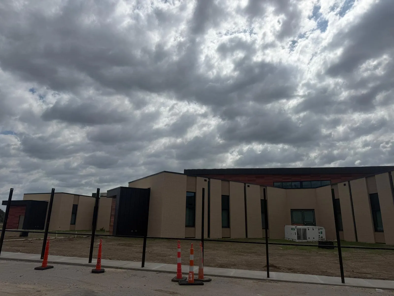 Wichita Behavioral Health — Instalación de rainscreen de terracota. (8/9)