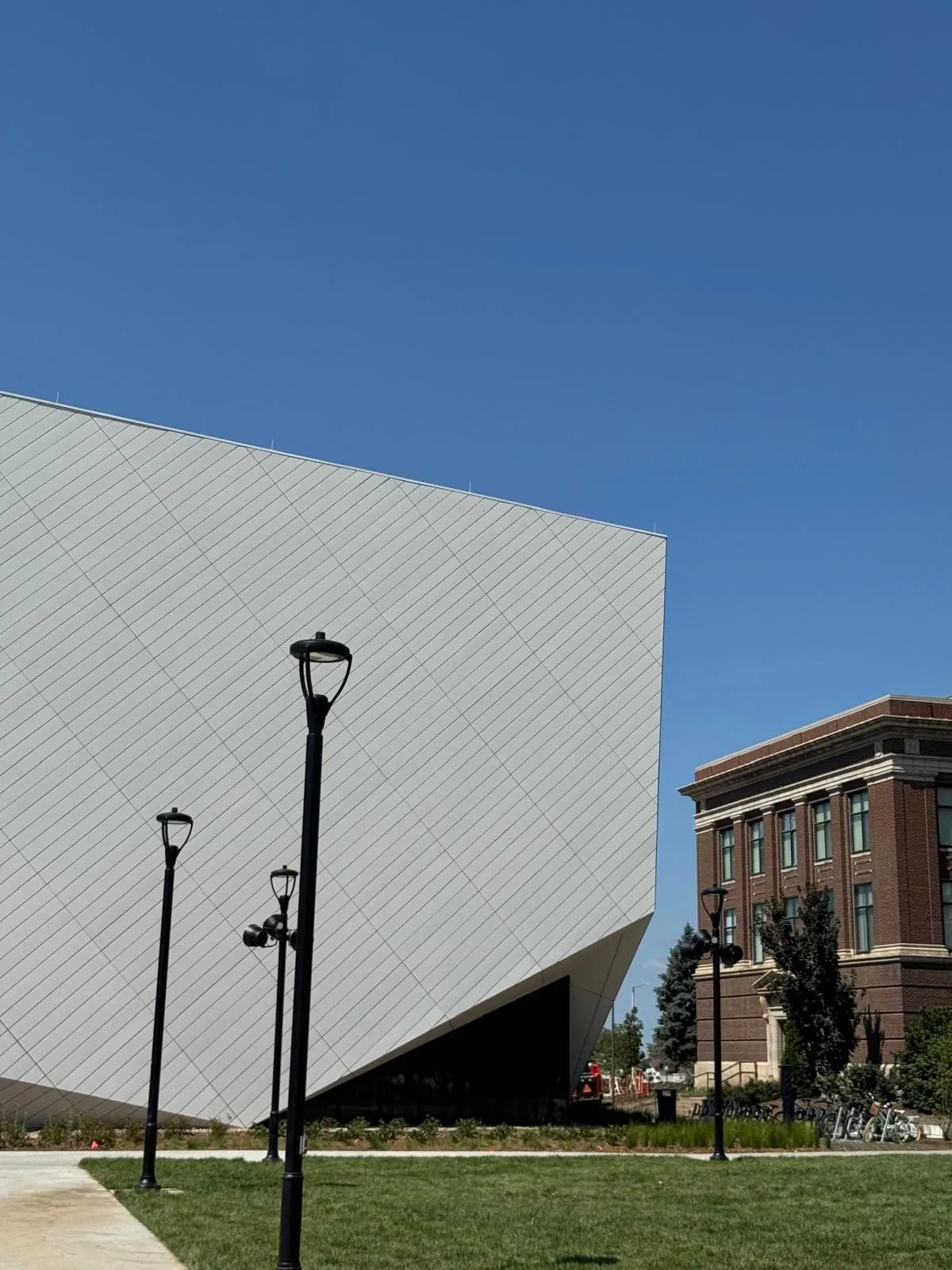 UNL Westbrook Music Building — Instalación de fibrocemento Swisspearl, sistema pegado con SikaTack. (9/16)