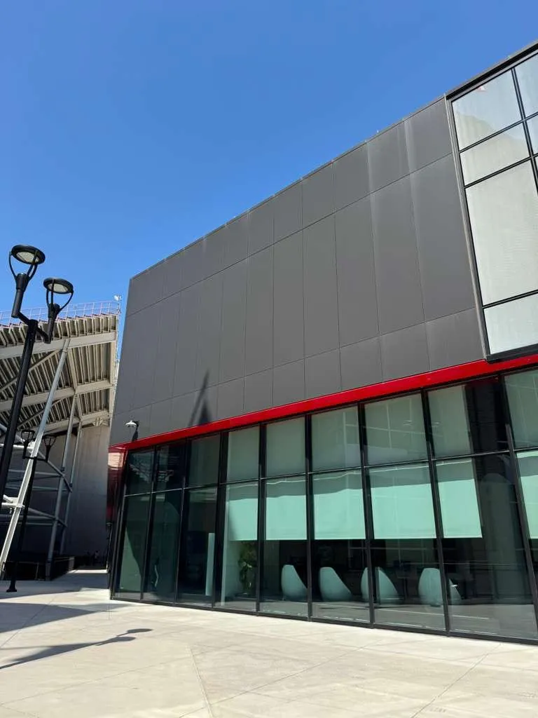 UNL Stadium Expansion — Instalación de ACM en fascia y plafón de la marquesina y en las elevaciones exteriores. (9/15)