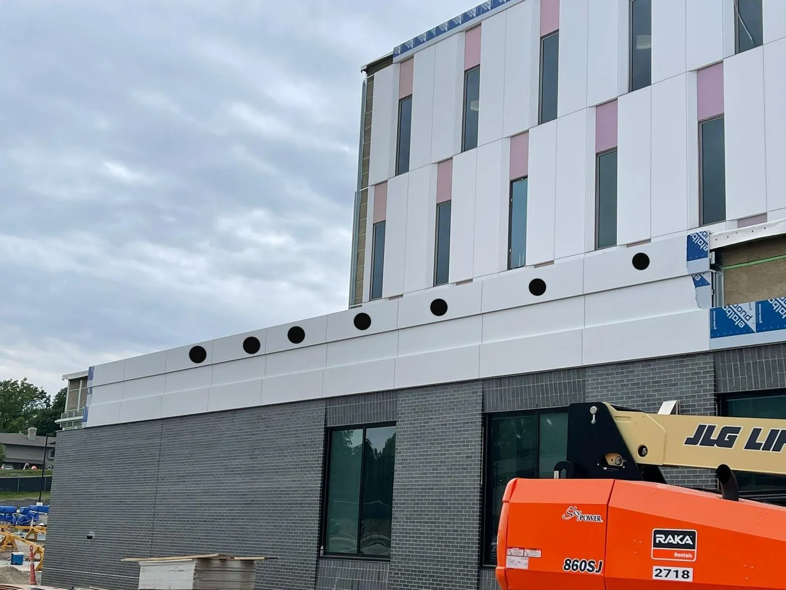 Children’s Nebraska Behavioral Health & Wellness Center — Instalación de panel ACM y GeoLam en toda la envolvente del edificio. (9/9)