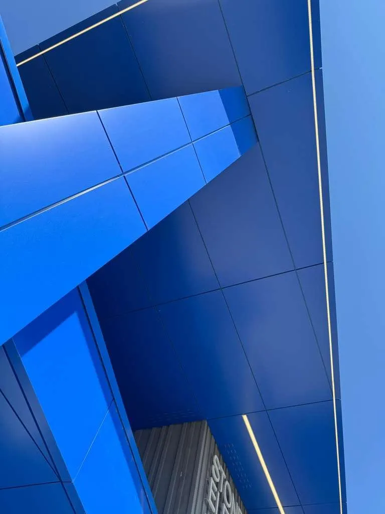 Stone Pointe Elementary — ACM azul en ambos accesos — columnas, fascias, plafones y transiciones — más panel de muro Morin en los muros de azotea. (9/12)