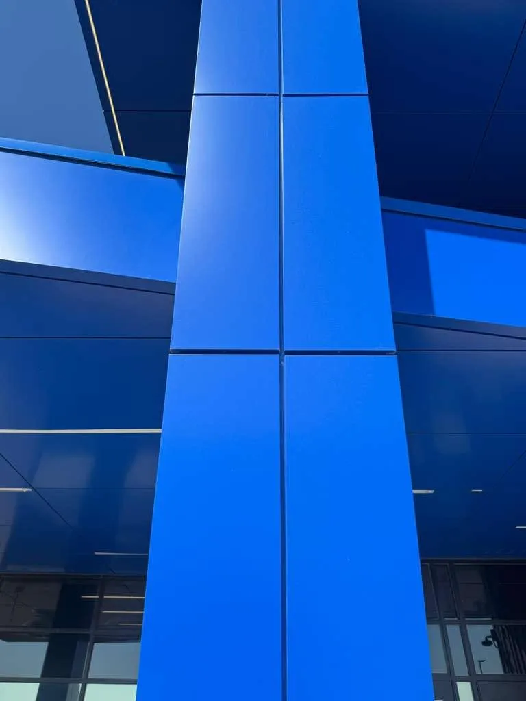 Stone Pointe Elementary — ACM azul en ambos accesos — columnas, fascias, plafones y transiciones — más panel de muro Morin en los muros de azotea. (10/12)