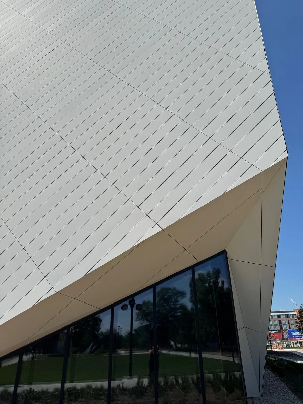 UNL Westbrook Music Building — Instalación de fibrocemento Swisspearl, sistema pegado con SikaTack. (10/16)