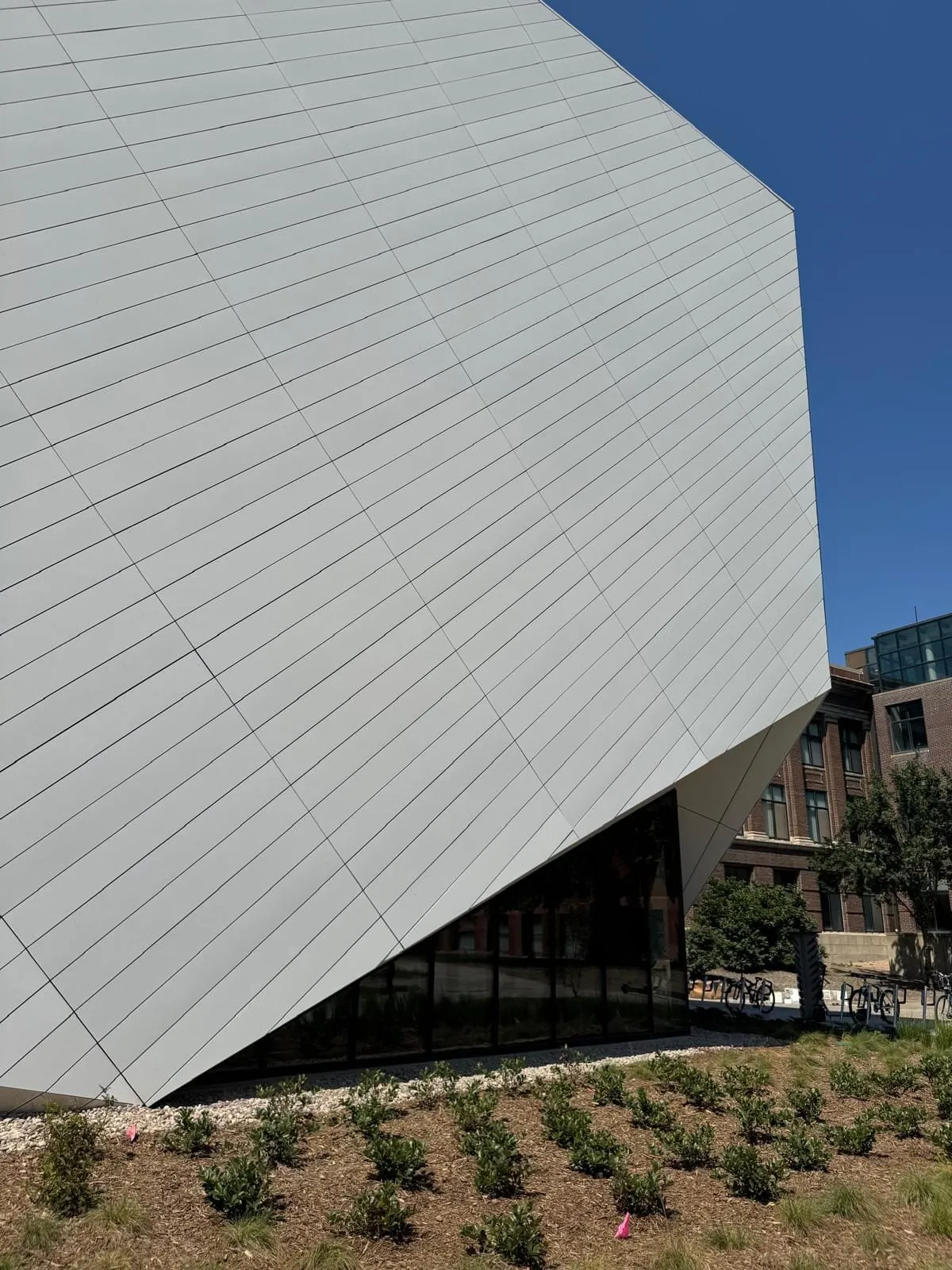 UNL Westbrook Music Building — Instalación de fibrocemento Swisspearl, sistema pegado con SikaTack. (11/16)