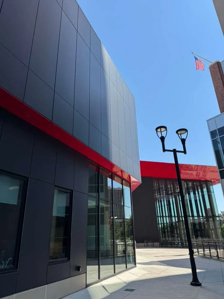 UNL Stadium Expansion — Instalación de ACM en fascia y plafón de la marquesina y en las elevaciones exteriores. (11/15)