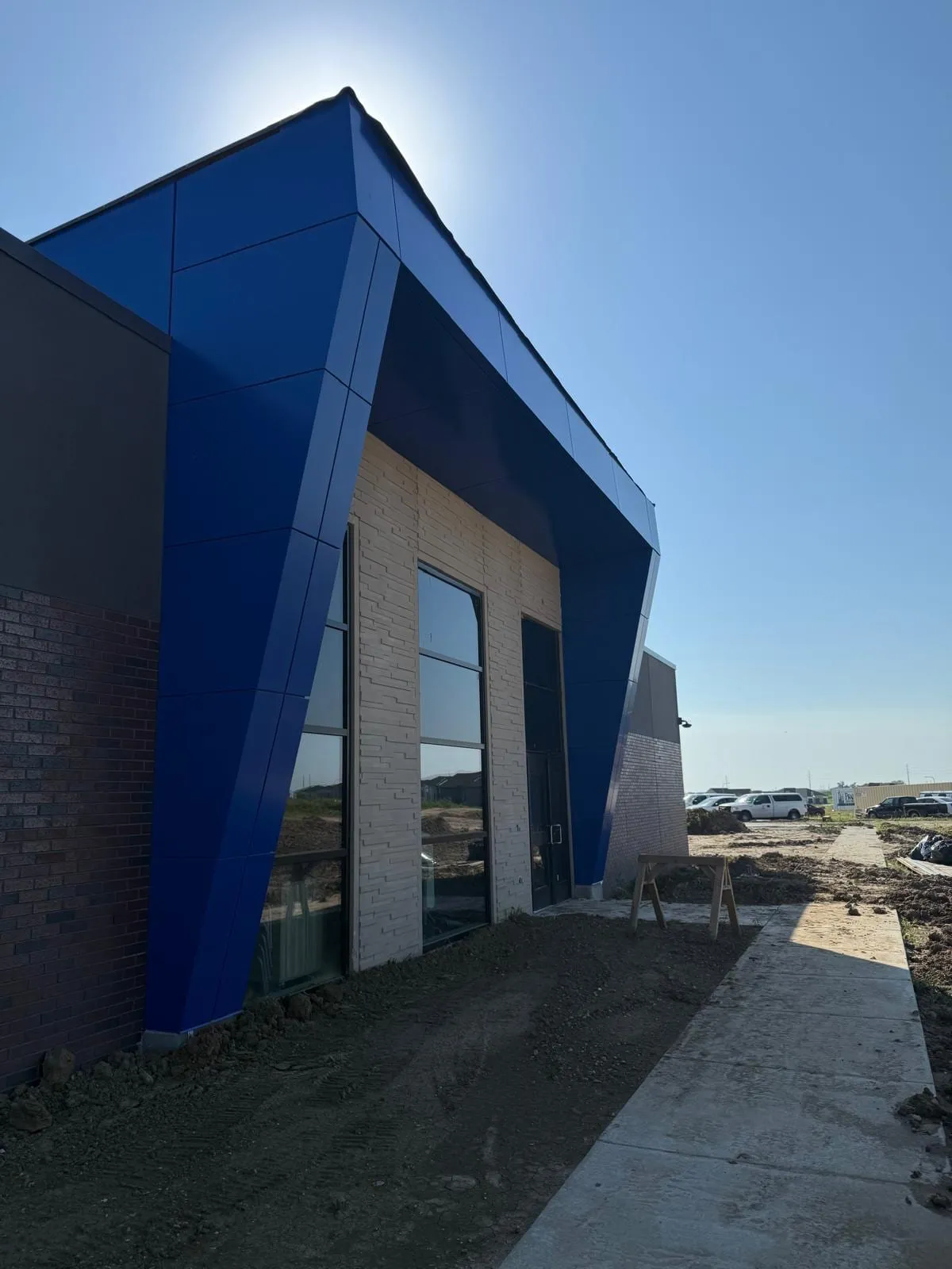 Stone Pointe Elementary — ACM azul en ambos accesos — columnas, fascias, plafones y transiciones — más panel de muro Morin en los muros de azotea. (11/12)