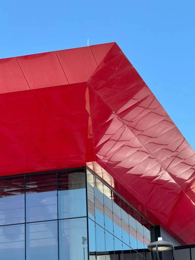 UNL Stadium Expansion — Instalación de ACM en fascia y plafón de la marquesina y en las elevaciones exteriores. (12/15)