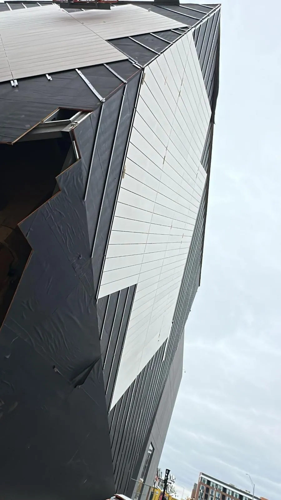 UNL Westbrook Music Building — Instalación de fibrocemento Swisspearl, sistema pegado con SikaTack. (12/16)